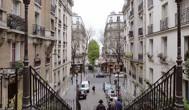 길거리 부랑자 신세와 다름없는 소설 속 밀러는 파리의 ‘거리’를 자주 사유합니다. 거리는 밀러의 피난처입니다. 낯선 땅에서 지리멸렬한 삶을 이어가는 주인공 밀러는 자신의 신세를 지푸라기 따위로 비유합니다. [RymB]