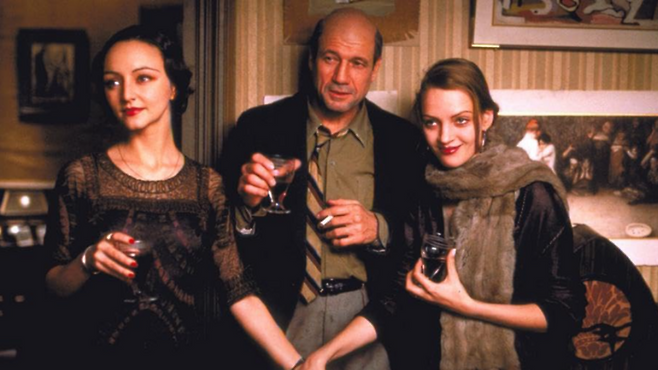 영화 ‘Henry & June’의 한 장면. 왼쪽부터 닌, 밀러, 준입니다. 세 사람의 삼각관계가 서사의 중심입니다. 닌은 밀러와 내연관계인데, 닌은 또 밀러의 아내 준과도 성적 긴장감을 유지합니다. 도대체 1930년대 파리에선 무슨 일이 있었던 걸까요. [유니버셜 픽처스]