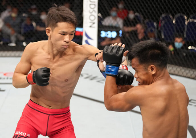 박현성이 2022 Road to UFC 플라이급 준준결승 1라운드 경기 시작 4분도 되지 않아 펀치로 승리를 거두고 있다. 사진=TKO