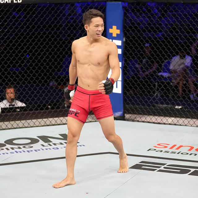 박현성이 1라운드 KO로 2022 Road to UFC 플라이급 토너먼트 4강전을 통과하여 결승 진출을 확정하자 기뻐하고 있다. 사진=TKO