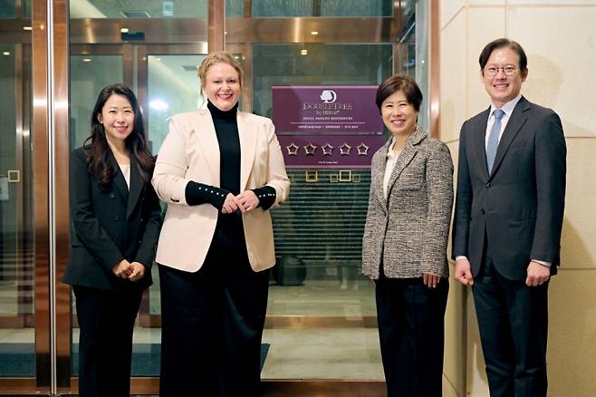 천진아 재경 디렉터, 피타 루이터 총지배인, 최신자 인사 디렉터, 박현영 커머셜 디렉터(왼편부터)가 5일 더블트리 바이 힐튼 서울 판교에서 5성 등급 획득 기념 현판식 진행 후 기념 촬영을 하고 있다./사진=더블트리 바이 힐튼