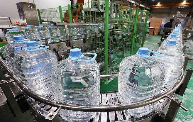 지난 6일 경기도 안산시 단원구 금성이엔씨에서 요소수가 생산되고 있다. [연합]