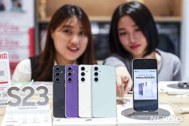 [서울=뉴시스] 정병혁 기자 = 8일 서울 종로구 KT플라자 광화문역점에서 모델이 삼성 갤럭시 S23 팬에디션(FE)을 들고 포즈를 취하고 있다. 삼성전자는가 준프리미엄급 스마트폰 '갤럭시S23 팬에디션(FE)'을 8일 국내 출시한다. 갤럭시S23 FE는 민트·그라파이트·퍼플·크림 네가지 색상으로 출시하며, 저장용량은 256GB, 출고가는 84만7000원이다. 이날부터 전국 삼성스토어와 삼성닷컴, 이동통신사 온·오프라인 매장과 오픈마켓 등에서 구매할 수 있다. 2023.12.08. jhope@newsis.com