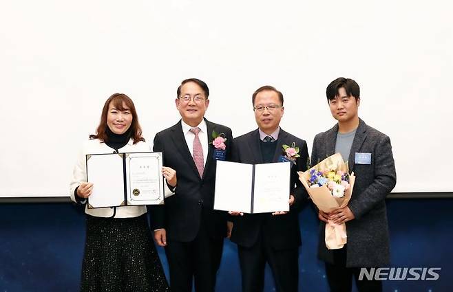 [화성=뉴시스] 김유경 (사)한국공공브랜드진흥원장(왼쪽 두번째)와 이용범 화성시 홍보담당관이 기념촬영을 하고 있다.(사진=화성시 제공) 2023.12.10. sonanom@newsis.com