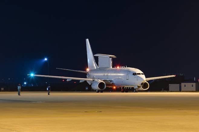 한국 공군 E-737 조기경보기가 이륙을 위해 활주로를 이동하고 있다. 세계일보 자료사진