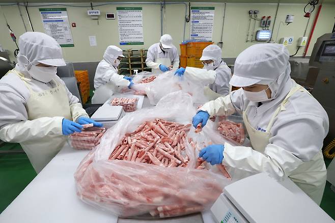 청주미트센터 2가공장에서 작업자들이 얇게 자른 돼지목심을 소분포장하고 있다.