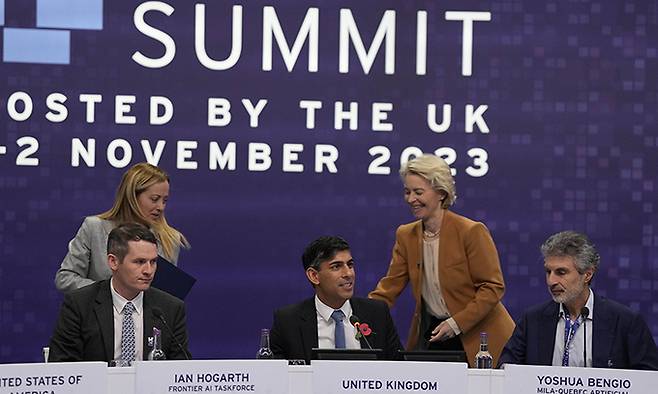 지난달 2일(현지시간) 영국 블레츨리파크에서 열린 사상 첫 ‘인공지능(AI) 안전성 정상회의’에서 개최국 영국의 리시 수낵 총리(앞줄 가운데)를 향해 우르줄라 폰데어라이엔 유럽연합(EU) 집행위원장(뒷줄 오른쪽)과 조르자 멜로니 이탈리아 총리가 다가가고 있다. 당시 한국, 영국 등 28개국과 EU가 AI 위협 대응을 위한 공동선언을 처음으로 발표한 데 이어 EU는 8일 세계 최초로 AI 규제 법안을 마련했다. 블레츨리파크=AP연합뉴스