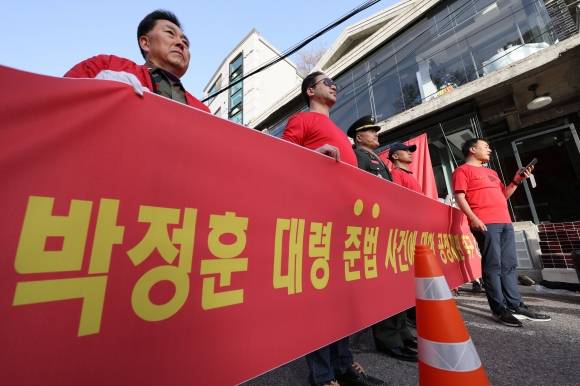 ‘채상병 사건’ 박정훈 전 수사단장 오늘 첫 공판 - 해병대 채모 상병 순직 사건 수사 이첩 관련 항명 및 상관명예훼손 혐의로 기소된 박정훈 전 수사단장(대령)이 7일 오전 서울 용산구 중앙지역군사법원에서 열린 관련 첫 공판 출석에 앞서 기자회견을 하고 있다. 2023.12.7 연합뉴스