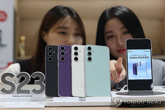 네가지 색상의 '갤럭시S23 FE' [연합뉴스 자료사진]