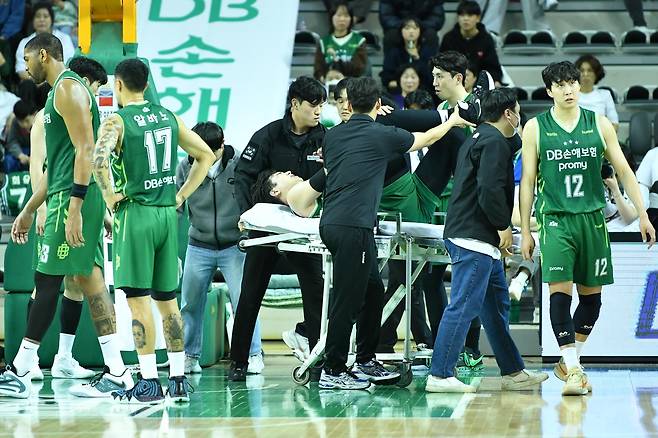 들것에 실려나가는 DB 김종규 [KBL 제공. 재배포 및 DB 금지]