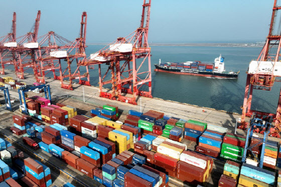 중국 장쑤성의 한 항구에 컨테이너가 쌓여있다(사진=AFP).