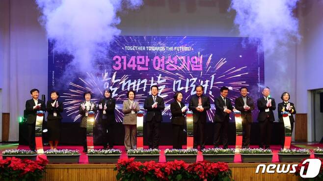 이정한 한국여성경제인협회 회장(왼쪽 다섯번째) 등 2023 전국 여성CEO 경영연수 개막식에서 참석자들이 기념 촬영을 하고 있다.