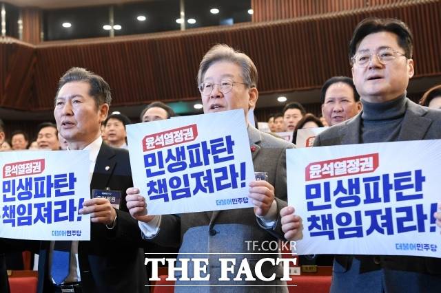 더불어민주당이 선거제도 개편에 있어 병립형 회귀를 시사한 데 이어 '권역별 비례대표제'와 '이중등록제' 등을 띄우고 있다. 병립형 선거제도 고수하기 위해 비판론을 잠재우기 위한 의도로 보인다. /남용희 기자