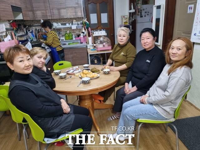 전쟁의 참화를 피해 광주 고려인마을에 정착한 동포 난민들이 다시 우크라이나로 귀환하는 사례가 늘고 있다. 이들은 열악한 주거, 일용 노동직의 고단한 삶, 영구정착 국적 취득의 어려움 등으로 유턴을 결심하고 있는 것으로 알려졌다. /고려인마을