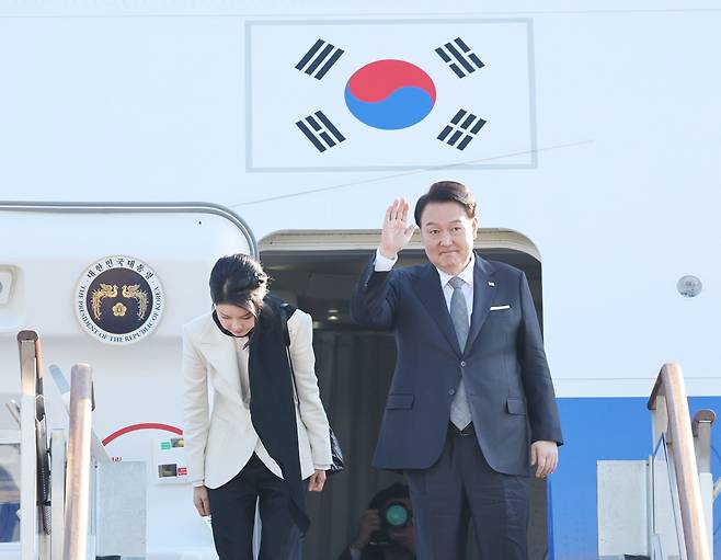 영국을 국빈 방문하는 윤석열 대통령과 부인 김건희 여사가 11월 20일 경기 성남 서울공항에서 전용기인 공군 1호기에 올라 출국 인사를 하고 있다. /연합뉴스