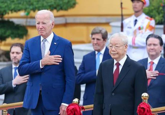 지난 9월, 조 바이든(왼쪽) 미국 대통령과 회동한 응우옌 푸 쫑 베트남 공산당 서기장(오른쪽). 부정부패는 글로벌 기업이 베트남 투자를 꺼리는 제 1 요소로 알려져 있다. /베트남정부 연합뉴스