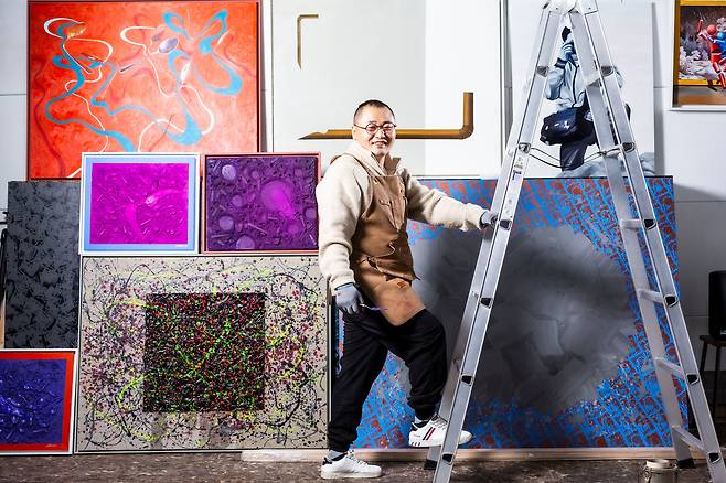 오성철 화가는 2009년 중국에 있는 한국 영사관에 뛰어들어 탈북했다. 하지만 한국에 오기까지 3년을 기다려야 했다. "기약없이 영사관에 머무는 동안, 그림을 그리면서 버텼고, 그렇게 화가의 꿈이 생겼다"고 했다. /김종연 영상미디어 기자