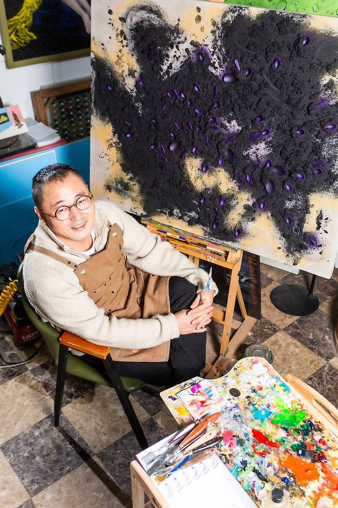 오성철 화가가 캔버스 앞에서 포즈를 취하고 있다./김종연 영상미디어 기자