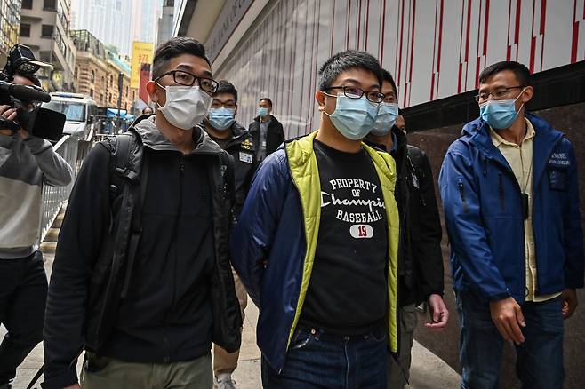 홍콩 경찰이 6일 홍콩 국가보안법 위반 혐의로 야권 활동가인 벤 청(가운데)를 체포하고 있다. /AFP 연합뉴스