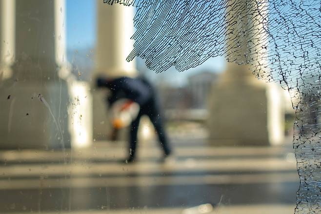 7일(현지 시각) 미국 경찰관이 전날 도널드 트럼프 미 대통령 지지자들이 난입했던 워싱턴 의사당 건물을 수색하고 있다./UPI 연합뉴스