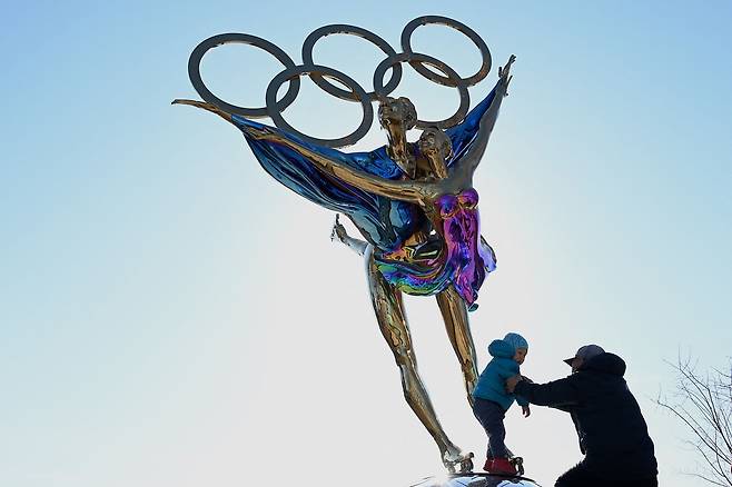 지난 7일 중국 베이징의 올림픽 조형물 근처에서 중국 어린이가 놀고 있다./AFP 연합뉴스