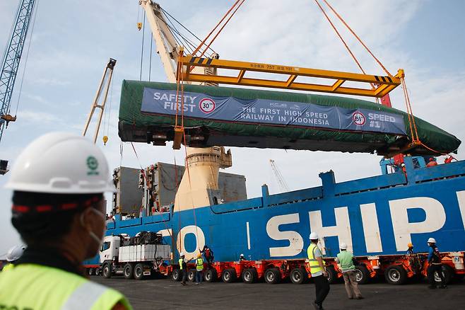 지난 2일 중국이 제작한 고속열차 차량이 인도네시아 자카르타 탄중프리오크 항구에서 하역되고 있다. 인도네시아 고속철 사업은 중국의 일대일로 사업 가운데 하나다./로이터 연합뉴스