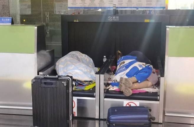 중국 유명 관광지인 후난성 장자제시가 코로나 감염자 1명이 나왔다며 6일  도시를 부분 봉쇄하자 도시를 떠나지 못한 관광객들이 공항에서 잠을 자고 있다. /중국 인터넷