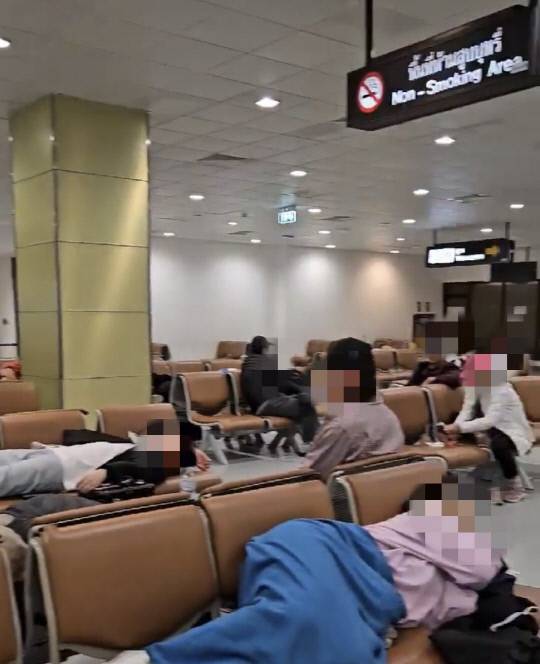 11일 오전 0시 40분(현지시간) 태국 방콕 돈므앙공항에서 청주공항으로 향하려던 티웨이항공 TW184편 여객기의 이륙이 9시간 넘게 지연돼 승객들이 공항 의자에서 대기하고 있다. 사진=독자 제공