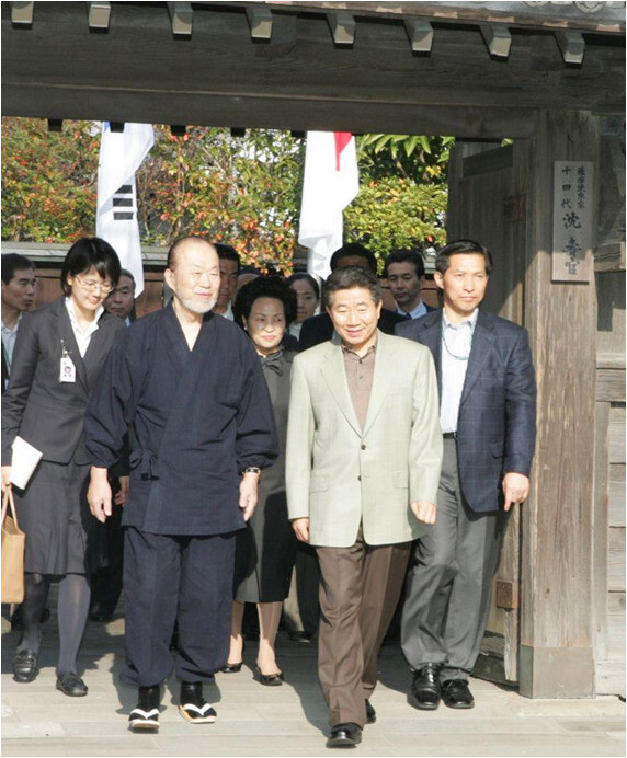 2004년 방일 당시 규슈 가고시마의 심수관 가마를 찾은 노무현 당시 대통령. 그의 왼쪽에 14대 심수관 장인이 보인다.