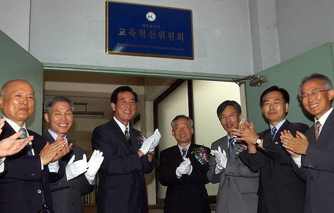 대통령자문 교육혁신위원회 현판식이 2003년 7월31일 오후 정부합동청사에서 김민남 선임위원, 전성은 위원장, 윤덕홍 교육부총리, 이정우 청와대 정책실장(왼쪽 두번째부터) 등이 참석한 가운데 열렸다. 연합뉴스