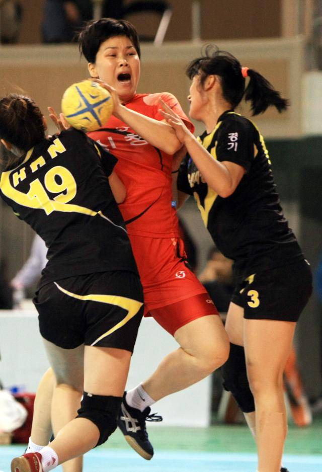 2009년 10월 22일 대전 충무체육관에서 열린 제90회 전국체전 여자핸드볼 예선전에서 임오경 당시 서울시청 감독이 깜짝 선수로 나와 슛을 시도하고 있다. 연합뉴스