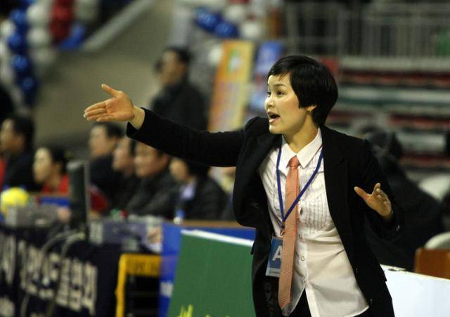 임오경 서울시청 감독이 2009년 2월 8일 서울 잠실 학생체육관에서 열린 2009 SK핸드볼큰잔치 벽산건설과의 경기에서 선수들에게 작전 지시를 하고 있다. 연합뉴스