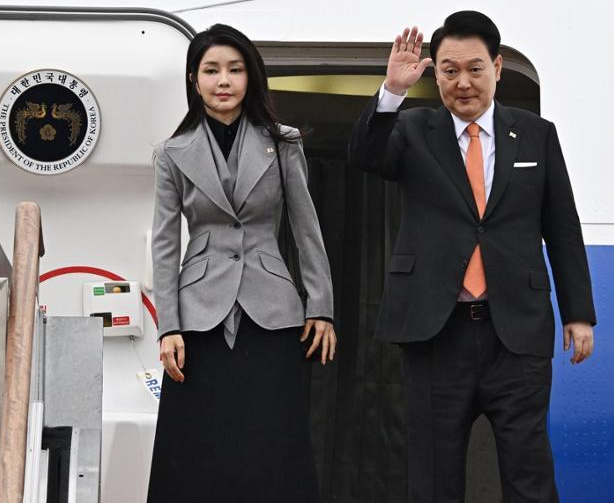 윤석열 대통령과 김건희 여사가 3박5일 일정으로 네덜란드를 국빈 방문하기 위해 11일 경기 성남 서울공항에서 공군 1호기에 오르며 환송객들에게 손 들어 인사하고 있다. 서재훈 기자