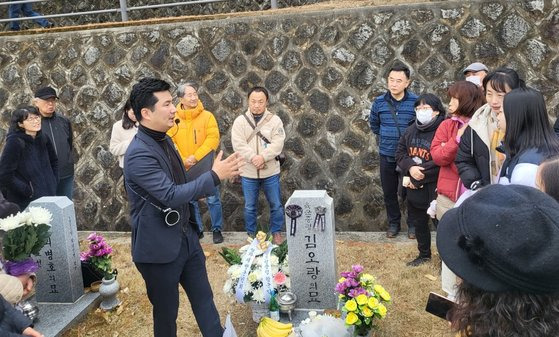 지난 9일 국립서울현충원의 김오랑 중령 묘소를 찾은 시민들. 묘비 옆의 남성은 시민 추모 행사를 기획한 김종훈 오마이뉴스 기자. 이상언 기자