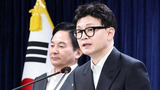 지난달 1일 서울 종로구 정부서울청사에서 열린 전세 사기 발본색원 및 충실한 피해회복 지속 추진을 위한 관계부처 합동브리핑에 참석한 한동훈(오른쪽) 법무부 장관과 원희룡 국토교통부 장관. 연합뉴스