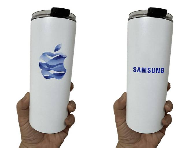 애플스토어 6호점인 경기도 ‘애플 하남’이 개점하면서 나눠준 애플 텀블러(왼쪽)와 삼성 텀블러 이미지. 커뮤니티 갈무리