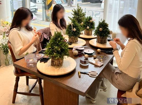 하늘길 내 꽃집에서 열린 원데이 클래스에 참여하고 있는 직장인들. /사진=시즈더플라워 업주 제공