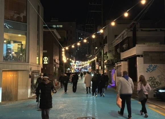 합정역 7번 출구 인근 골목 '하늘길' 전경. /사진=마포구 제공