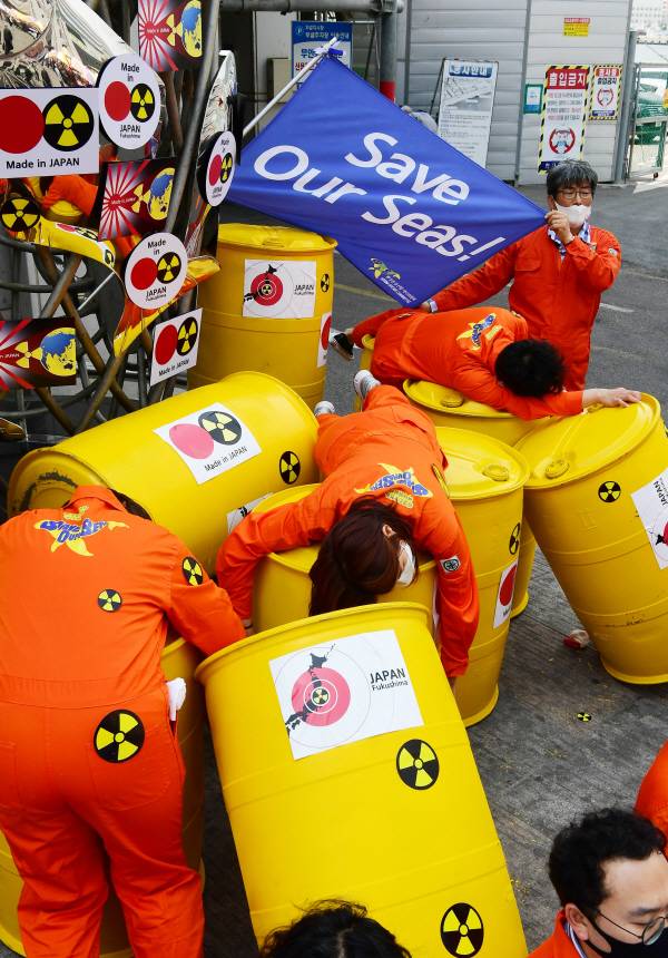 부산 자갈치 시장 앞에서 부산환경운동연합이 일본의 원전 오염수 해양 방류 철회를 요구하는 퍼포먼스를 벌이고 있다. 국제신문 DB