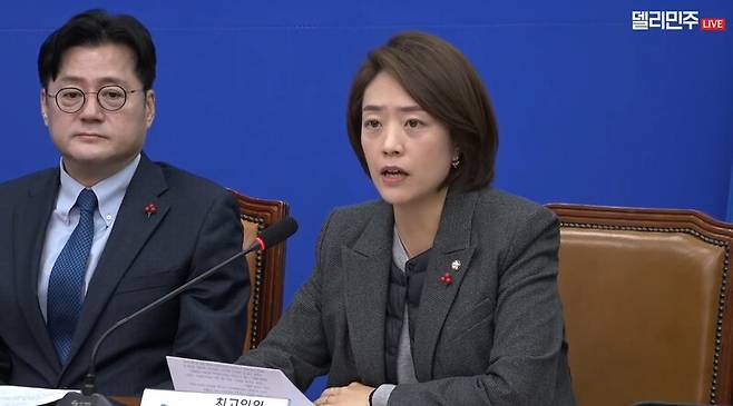 ▲고민정 더불어민주당 의원이 11일 최고위원회의에서 김홍일 방송통신위원장 후보자가 이명박 BBK 수사 무혐의 결론 발표후 이명박 전 대통령 취임 2개월만에 황조근정훈장을 받은 사실을 두고 봐주기 수사에 대한 보상 아니냐고 비판하고 있다. 사진=더불어민주당 영상 갈무리