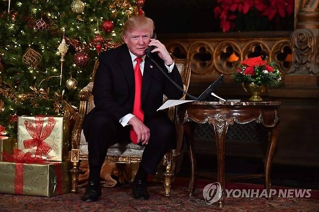 트럼프 전 대통령은 재임 당시 트위터에 성탄 축하 동영상을 띄우면서 ‘메리 크리스마스’라는 문구를 대문자로 적었다. 해외장병들에게 보낸 성탄 메시지에서도 “매우, 매우 즐거운(메리) 크리스마스가 되길 바란다. 다시 한번 매우, 매우, 자랑스럽게 메리 크리스마스”라고 언급한 바 있다. [사진출처 = 연합뉴스]