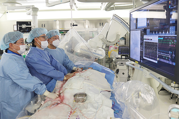 Professors Ahn Jung-Min, Park Duk-Woo, and Park Seung-Jung (from the left) of the Division of Cardiology are performing the 300th TAVI procedure.