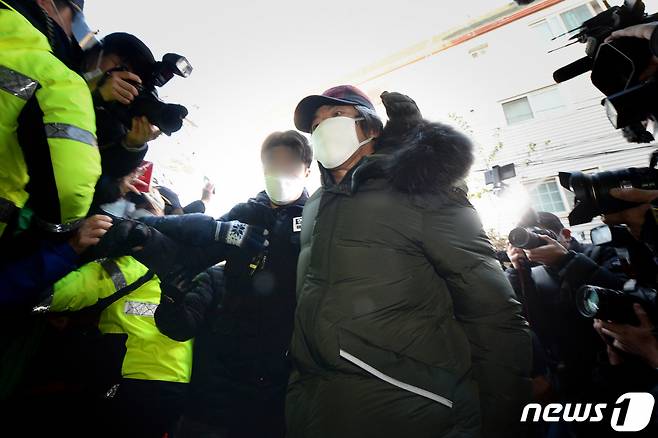 아동 성폭행 혐의로 징역 12년을 복역 후 출소한 조두순(68)이 2020년 12월12일 오전 경기도 안산시내 거주지로 향하고 있다. /사진=뉴스1