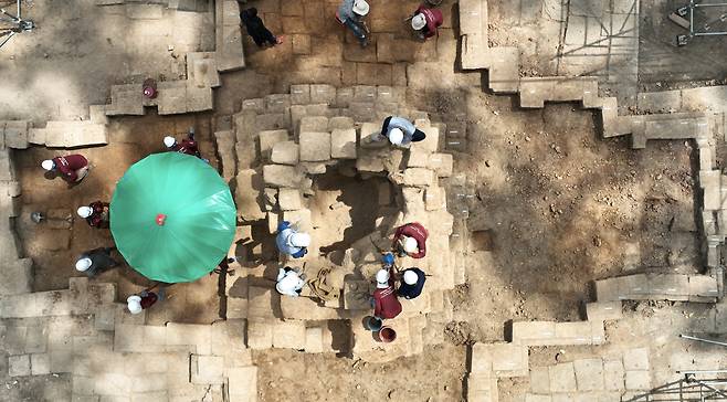 한국문화재재단 연구원들이 캄보디아 앙코르 유적의 프레아피투 쫌 사원 해체 조사를 하는 모습. [한국문화재재단 제공]