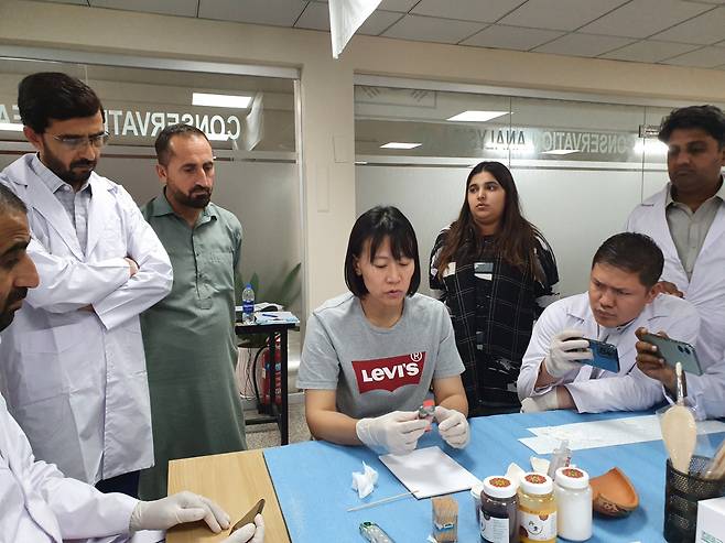 한국문화재재단 연구원이 파키스탄에서 현지 기술교육(보존과학)을 하는 모습. [한국문화재재단 제공]