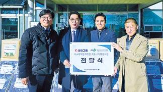 이상돈(왼쪽부터) 양산부산대병원장, 오준오·이창우 보람그룹 대표이사 등 양측 관계자들이 양산시종합사회복지관에서 후원물품을 전달한 뒤 기념촬영을 하고 있다. [보람그룹 제공]