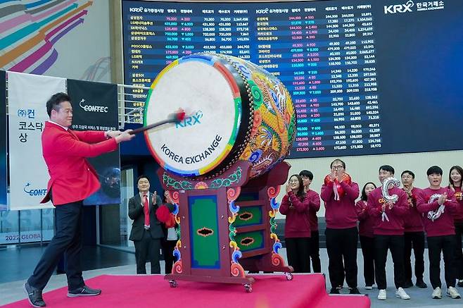 [제주=뉴시스] 9일 서울 영등포구 한국거래소에서 열린 ㈜컨텍 코스닥시장 상장 기념식에서 이성희 컨텍 대표가 주식 거래 시작을 알리는 북을 치고 있다. (사진=제주도 제공) 2023.11.09. photo@newsis.com *재판매 및 DB 금지