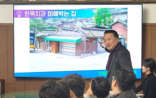 업체와 돈 거래 논란 설명하는 김영환 충북지사 *재판매 및 DB 금지