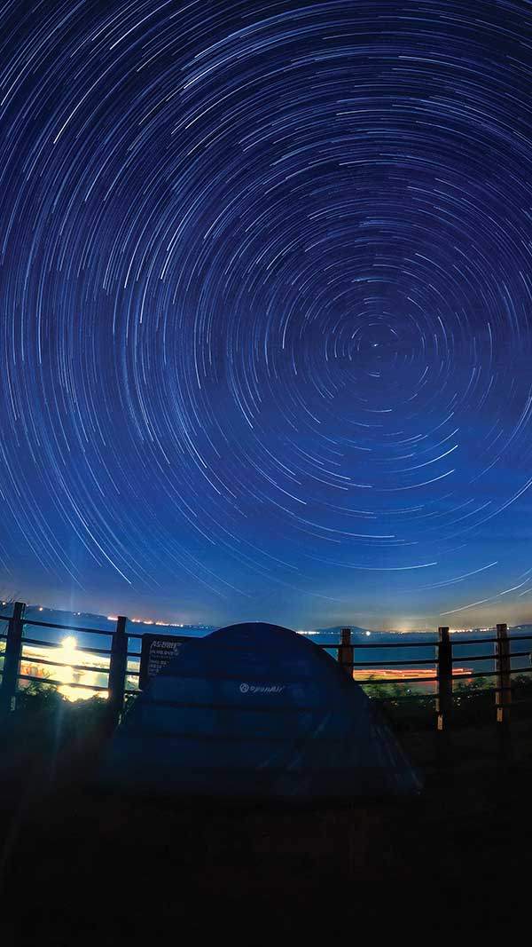 제2조망쉼터의 별궤적 사진. 내가 잠든 사이 북쪽 하늘의 별들은 바빴다. 밤새 북극성을 중심으로 뱅글뱅글 돌고 있었다.