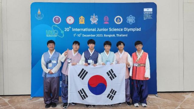 올해 국제중등과학올림피아드 한국대표단. 왼쪽부터 이서준, 서지운, 김현성, 민경서, 임한결, 김시현 학생. 사진 제공=과학기술정보통신부